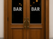 Imagen de una puerta de un bar