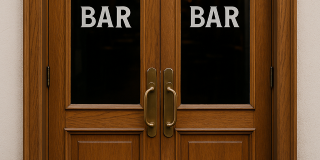 Imagen de una puerta de un bar