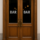Imagen de una puerta de un bar