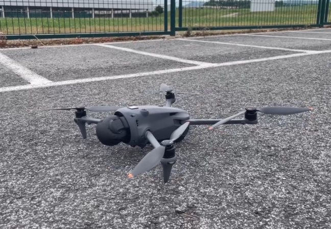 Dron posado en el suelo