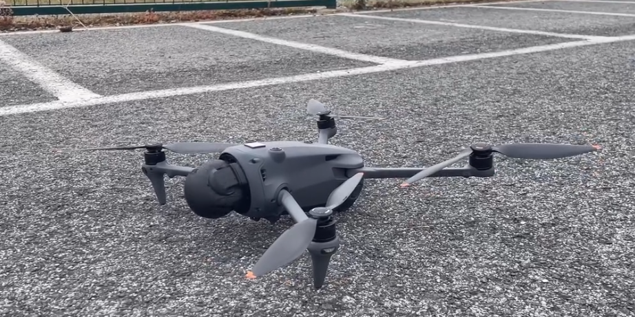 Dron posado en el suelo